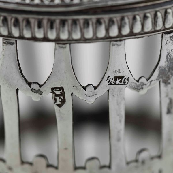 Stoppiniera. Argento fuso, sbalzato e traforato. Manifattura d�oltralpe del XIX secolo  - Asta Argenti da Collezione | Antichi - Associazione Nazionale - Case d'Asta italiane