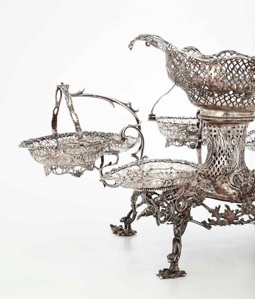 Importante epergne in argento sterling fuso, sbalzato, traforato e cesellato. Londra 1766 Argentiere Emick Romer  - Asta Argenti da Collezione | Antichi - Associazione Nazionale - Case d'Asta italiane