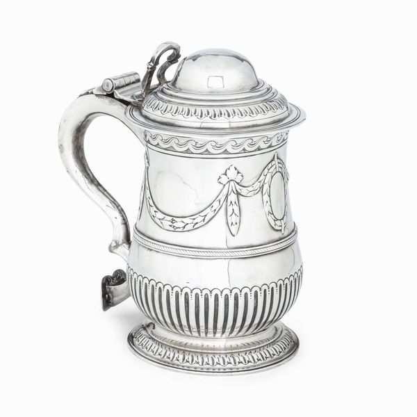 Tankard. Argento fuso, sbalzato e cesellato. Londra 1758. Argentiere John Payne  - Asta Argenti da Collezione | Antichi - Associazione Nazionale - Case d'Asta italiane