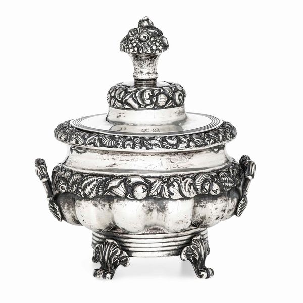 Zuccheriera. Argento fuso, sbalzato e cesellato. Napoli XIX secolo. Argentiere Gennaro Pane  - Asta Argenti da Collezione | Antichi - Associazione Nazionale - Case d'Asta italiane