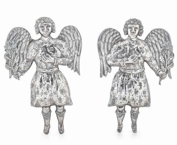 Coppia di angeli. Lamina d�argento inciso e sbalzato. Argenteria coloniale ispano-americana, AltoPer� (?) XIX secolo (apparentemente privi di punzonatura)  - Asta Argenti da Collezione | Antichi - Associazione Nazionale - Case d'Asta italiane