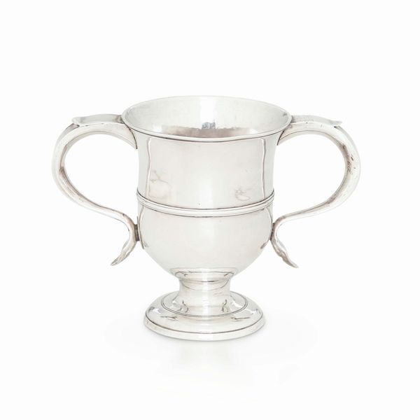 Coppa biansata. Argento fuso e sbalzato. Londra 1759. Marchio dellargentiere parziale di difficile lettura, possibile William Shaw & William Priest  - Asta Argenti da Collezione | Antichi - Associazione Nazionale - Case d'Asta italiane