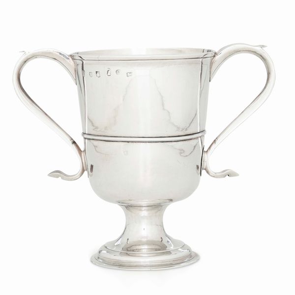 Coppa biansata. Argento fuso, sbalzato e cesellato. Newcastle 1797. Marchio dellargentiere parziale, possibile John Robertson I  - Asta Argenti da Collezione | Antichi - Associazione Nazionale - Case d'Asta italiane
