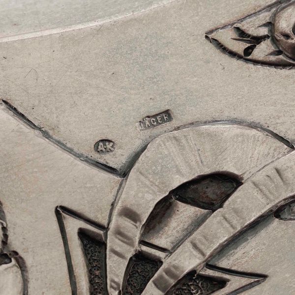 Vassoio Liberty in argento fuso e cesellato. Manifattura austro ungarica del XIX-XX secolo  - Asta Argenti da Collezione | Antichi - Associazione Nazionale - Case d'Asta italiane