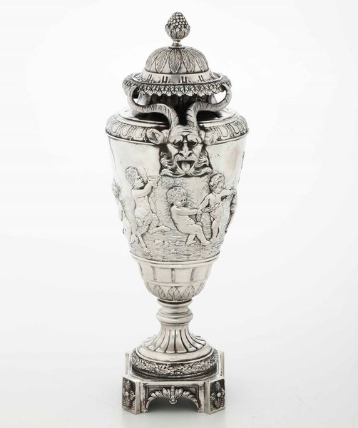 Potiche. Argento fuso, sbalzato e cesellato. Manifattura europea del XIX-XX secolo (Hanau?). Marchi ad imitazione dell�argenteria settecentesca francese  - Asta Argenti da Collezione | Antichi - Associazione Nazionale - Case d'Asta italiane
