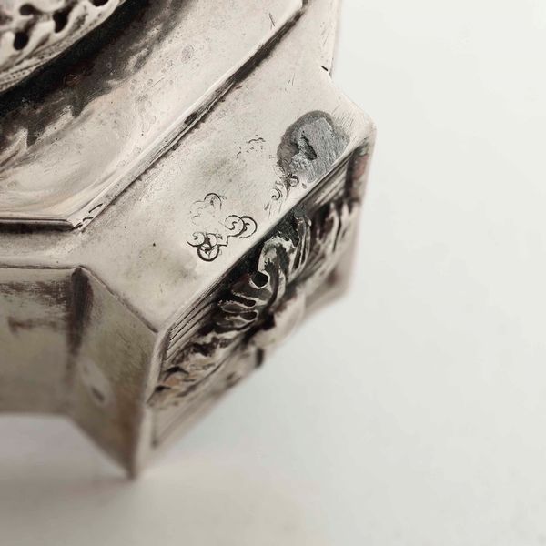 Potiche. Argento fuso, sbalzato e cesellato. Manifattura europea del XIX-XX secolo (Hanau?). Marchi ad imitazione dell�argenteria settecentesca francese  - Asta Argenti da Collezione | Antichi - Associazione Nazionale - Case d'Asta italiane