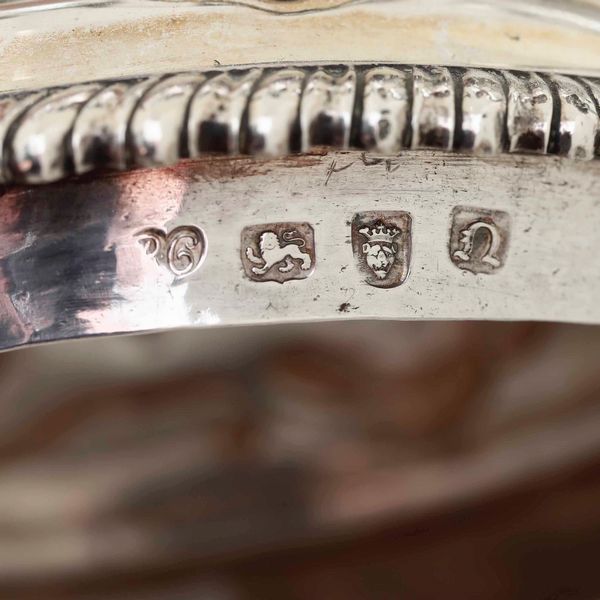 Coppa biansata. Argento fuso, sbalzato, cesellato e smalti policromi. Londra 1768. Argentiere RG (non identificato)  - Asta Argenti da Collezione | Antichi - Associazione Nazionale - Case d'Asta italiane