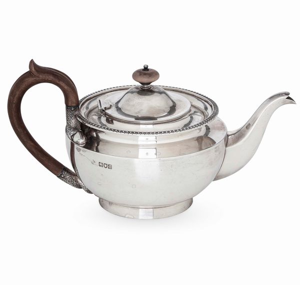 Teiera. Argento fuso, sbalzato e cesellato. Marchio della citt� di Londra per l'anno 1900, argentiere John Bodman Carrington  - Asta Argenti da Collezione | Antichi - Associazione Nazionale - Case d'Asta italiane