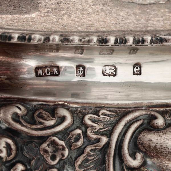 Kattle. Argento fuso, sbalzato e cesellato. Birmingham 1904. Argentiere W.G.K. (non identificato)  - Asta Argenti da Collezione | Antichi - Associazione Nazionale - Case d'Asta italiane