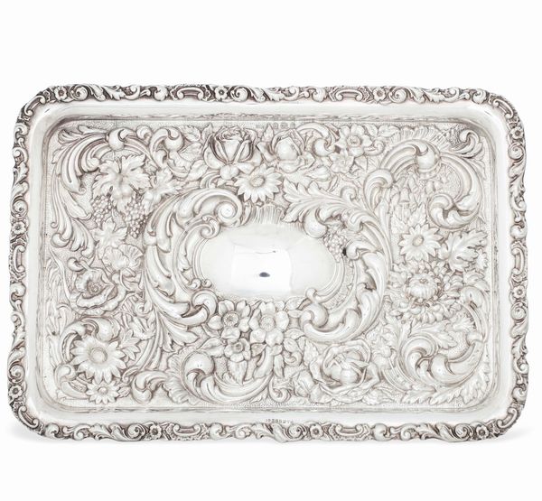 Vassoio porta posta. Argento fuso e sagomato. Birmingham 1904. Argentiere Henry Hubson & son  - Asta Argenti da Collezione | Antichi - Associazione Nazionale - Case d'Asta italiane