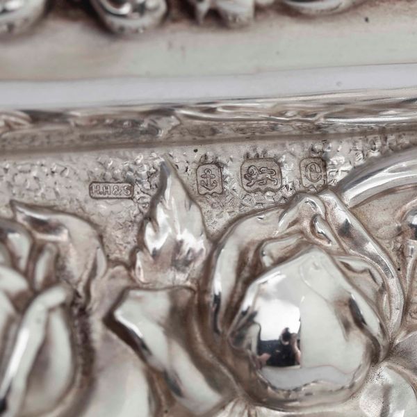 Vassoio porta posta. Argento fuso e sagomato. Birmingham 1904. Argentiere Henry Hubson & son  - Asta Argenti da Collezione | Antichi - Associazione Nazionale - Case d'Asta italiane