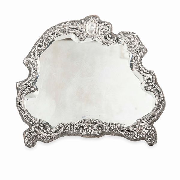 Specchio da tavolo. Argento fuso e sagomato. Marchi della citt� di Sheffield per l�anno 1902 e dell�argentiere consunto di difficile lettura  - Asta Argenti da Collezione | Antichi - Associazione Nazionale - Case d'Asta italiane