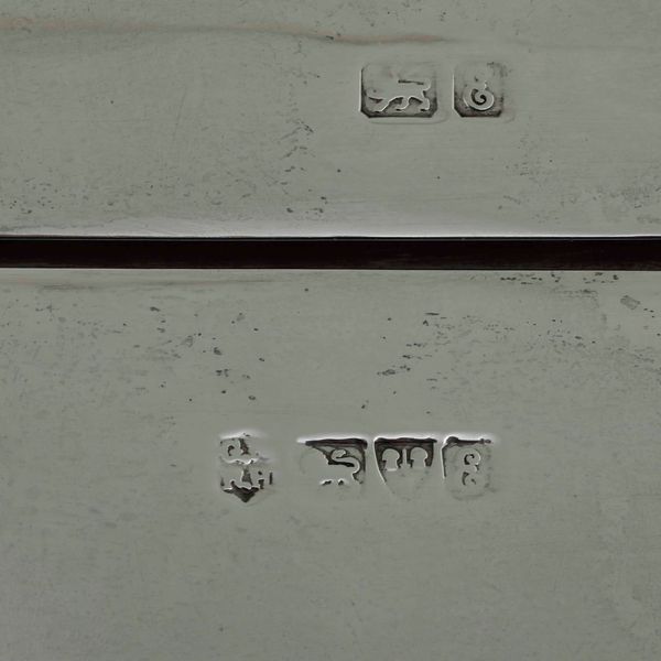 Scatola da bridge. Argento fuso, sbalzato e cesellato. Anima in legno. Marchi della citt� di Chester per l�anno 1905 e dell�argentiere George Natan & Ridley Heyes  - Asta Argenti da Collezione | Antichi - Associazione Nazionale - Case d'Asta italiane