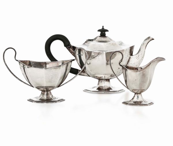 Caffettiera lattiera e zuccheriera. Argento fuso,sagomato e legno ebanizzato. Birmingham 1908, argentiere John Erinsell & sons  - Asta Argenti da Collezione | Antichi - Associazione Nazionale - Case d'Asta italiane