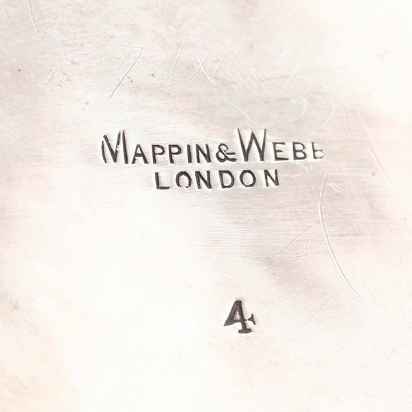 Teiera. Argento fuso, sagomato e legno ebanizzato. Marchi della citt� di Sheffield per l�anno 1907 e dell�argentiere Mappin & Webb  - Asta Argenti da Collezione | Antichi - Associazione Nazionale - Case d'Asta italiane