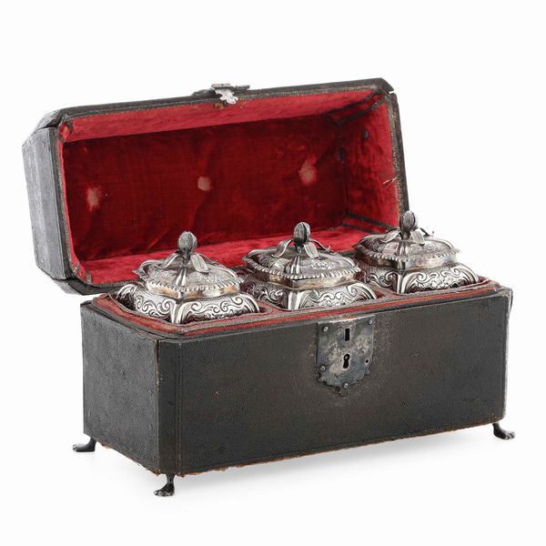 Set di tre scatole da t�. Argento fuso, sbalzato e cesellato. Londra 1754. Argentiere WA inframezzato da stella (non identificato)  - Asta Argenti da Collezione | Antichi - Associazione Nazionale - Case d'Asta italiane