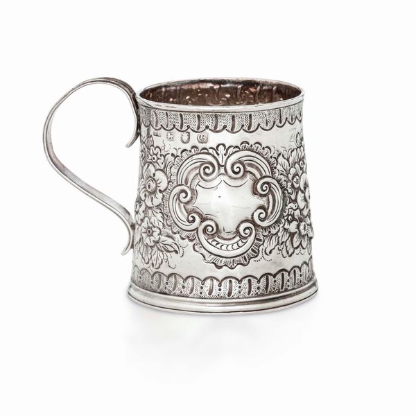Mug in argento fuso, sbalzato e cesellato. Marchio della citt� di Londra per l'anno 1762, argentiere Francis Crump  - Asta Argenti da Collezione | Antichi - Associazione Nazionale - Case d'Asta italiane