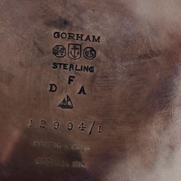 Coppia di candelieri. Argento 925 fuso, sagomato, traforato e cesellato. Gorham, USA XIX-XX secolo  - Asta Argenti da Collezione | Antichi - Associazione Nazionale - Case d'Asta italiane