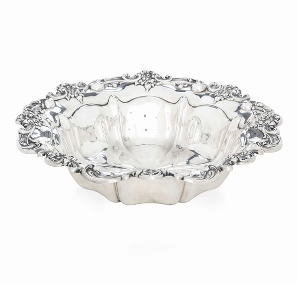 Centrotavola. Argento 925 fuso e sagomato. Gorham, USA inizio XX secolo  - Asta Argenti da Collezione | Antichi - Associazione Nazionale - Case d'Asta italiane