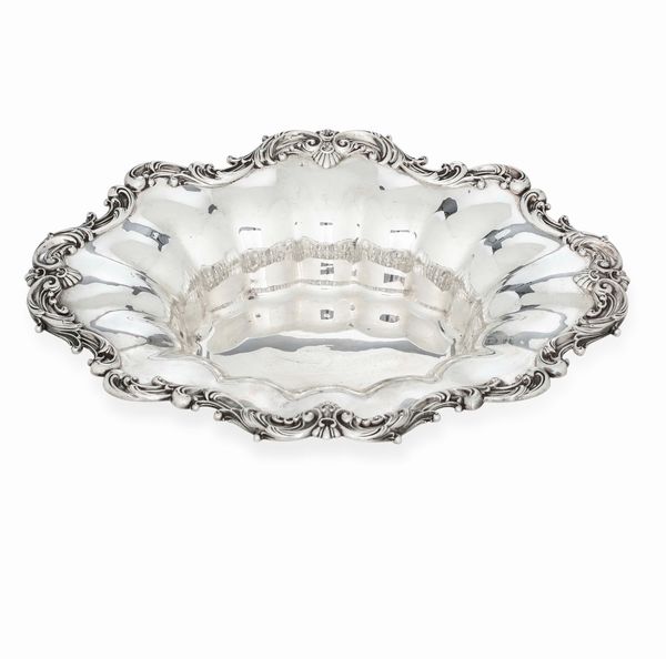 Due centrotavola in argento 925 fuso e sagomato. Argenteria statunitense del XX secolo. Uno manifattura Whiting company, Providence 1911 e uno manifattura non identificata  - Asta Argenti da Collezione | Antichi - Associazione Nazionale - Case d'Asta italiane