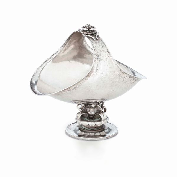 Piccolo cestino. Argento fuso e cesellato. Danimarca 1920-1930. Maison Georg Jensen  - Asta Argenti da Collezione | Antichi - Associazione Nazionale - Case d'Asta italiane