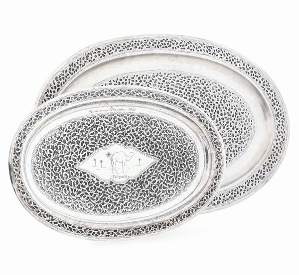 Coppia di piatti da portata. Argento fuso, sbalzato e cesellato. Argenteria coloniale italiana (Tripoli) prima met� del XX secolo  - Asta Argenti da Collezione | Antichi - Associazione Nazionale - Case d'Asta italiane