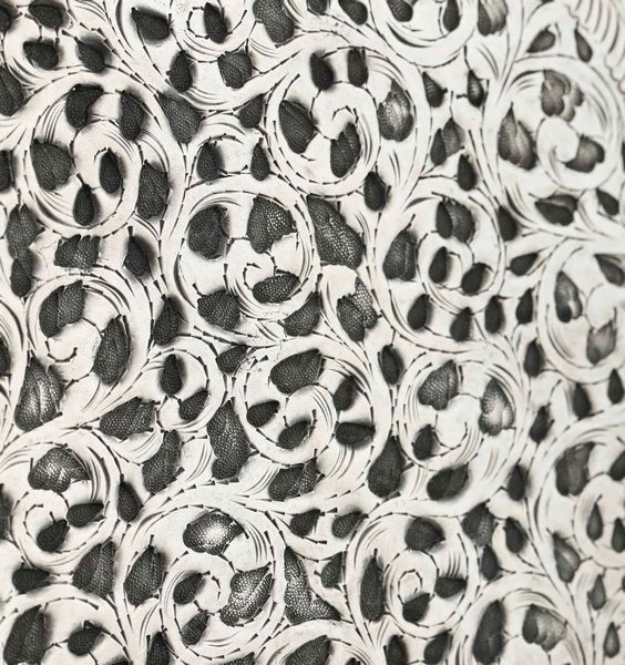 Coppia di piatti da portata. Argento fuso, sbalzato e cesellato. Argenteria coloniale italiana (Tripoli) prima met� del XX secolo  - Asta Argenti da Collezione | Antichi - Associazione Nazionale - Case d'Asta italiane