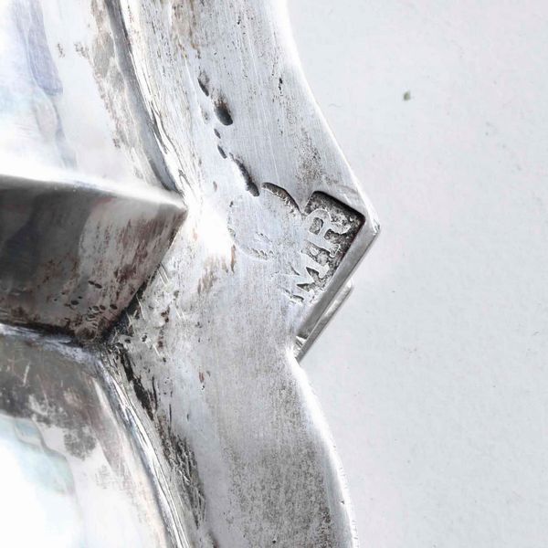 Sei piatti e due vassoi in argento fuso, sbalzato e sagomato. Argenteria artistica italiana del XX secolo. Marchi ad imitazione dell�argenteria veneta del XVIII secolo  - Asta Argenti da Collezione | Antichi - Associazione Nazionale - Case d'Asta italiane