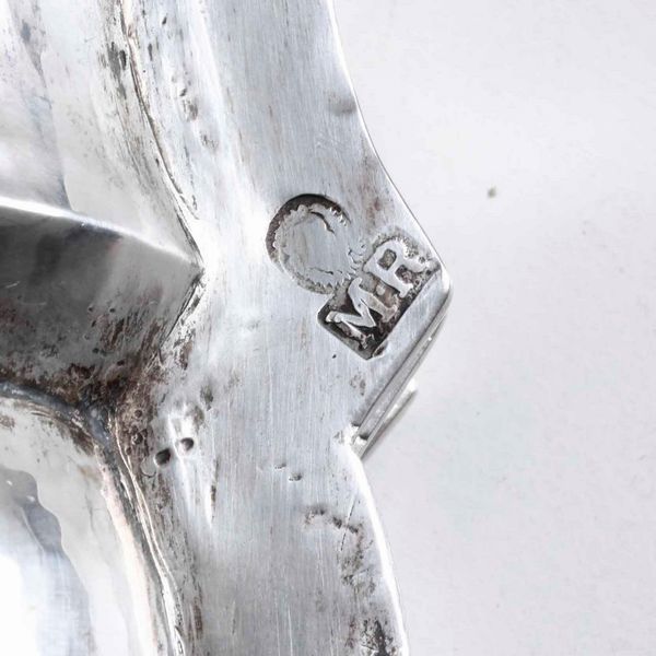 Sei piatti e due vassoi in argento fuso, sbalzato e sagomato. Argenteria artistica italiana del XX secolo. Marchi ad imitazione dell�argenteria veneta del XVIII secolo  - Asta Argenti da Collezione | Antichi - Associazione Nazionale - Case d'Asta italiane