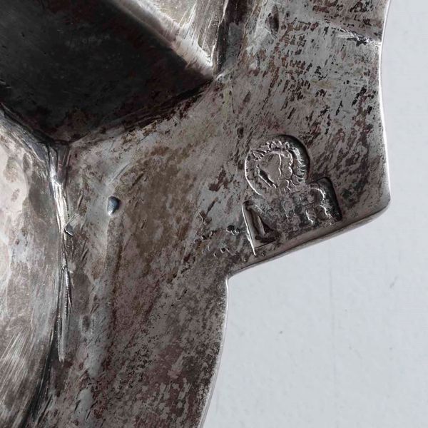 Sei piatti e due vassoi in argento fuso, sbalzato e sagomato. Argenteria artistica italiana del XX secolo. Marchi ad imitazione dell�argenteria veneta del XVIII secolo  - Asta Argenti da Collezione | Antichi - Associazione Nazionale - Case d'Asta italiane