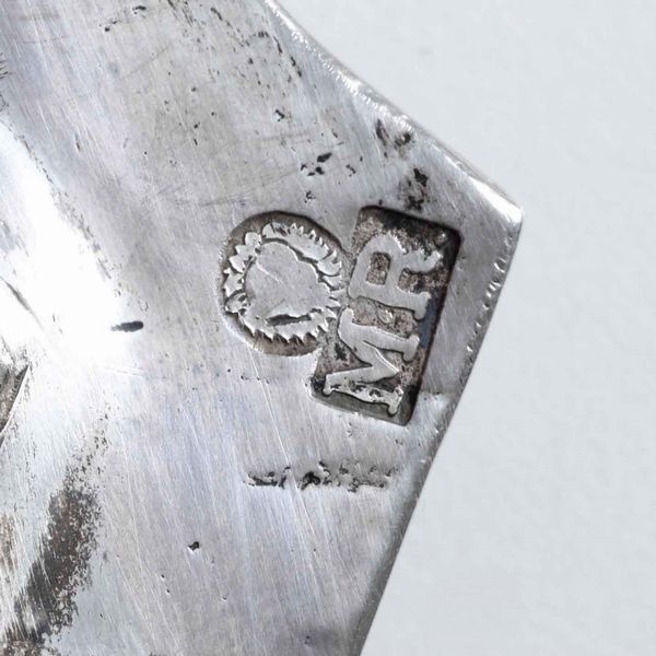 Sei piatti e due vassoi in argento fuso, sbalzato e sagomato. Argenteria artistica italiana del XX secolo. Marchi ad imitazione dell�argenteria veneta del XVIII secolo  - Asta Argenti da Collezione | Antichi - Associazione Nazionale - Case d'Asta italiane