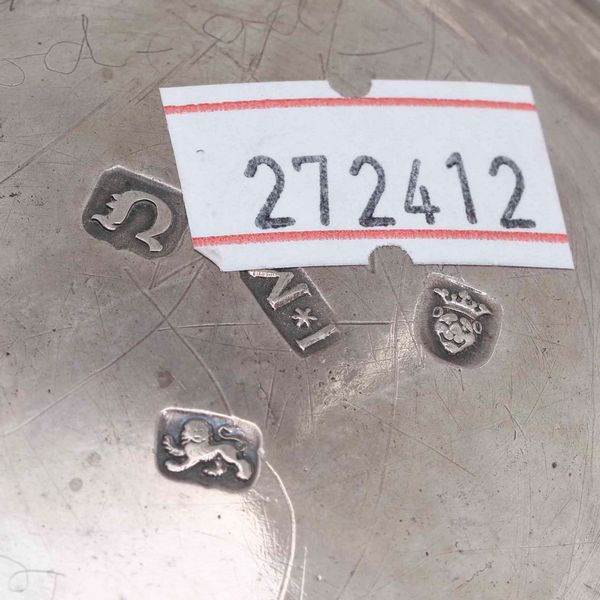 Tankard. Argento fuso e sbalzato. Marchio della citt� di Londra per l�anno 1768 e dell�argentiere IM inframezzato da stella (non identificato)  - Asta Argenti da Collezione | Antichi - Associazione Nazionale - Case d'Asta italiane