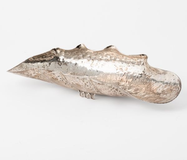 Centrotavola a forma di conchiglia. Argento fuso e sbalzato. Argenteria milanese del XX secolo, argentiere Eros Genazzi.<BR>  - Asta Argenti da Collezione | Antichi - Associazione Nazionale - Case d'Asta italiane