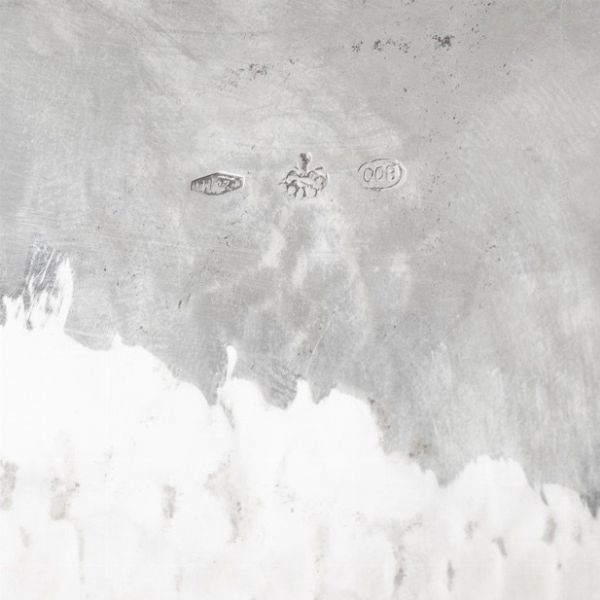 Centrotavola a forma di conchiglia. Argento fuso e sbalzato. Argenteria milanese del XX secolo, argentiere Eros Genazzi.<BR>  - Asta Argenti da Collezione | Antichi - Associazione Nazionale - Case d'Asta italiane