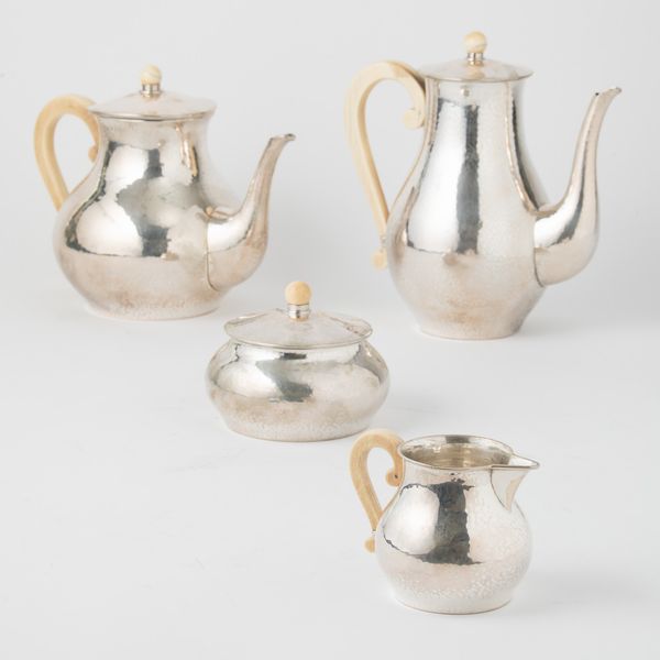 Servizio da t� e caff�. Argenteria milanese del XX secolo. Bollo con fascio littorio in uso dal 1935 al 1945. Argentiere Eros Genazzi  - Asta Argenti da Collezione | Antichi - Associazione Nazionale - Case d'Asta italiane