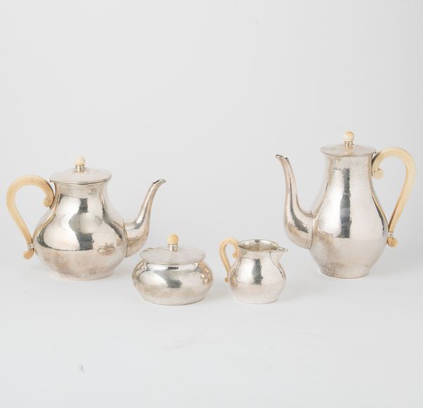 Servizio da t� e caff�. Argenteria milanese del XX secolo. Bollo con fascio littorio in uso dal 1935 al 1945. Argentiere Eros Genazzi  - Asta Argenti da Collezione | Antichi - Associazione Nazionale - Case d'Asta italiane