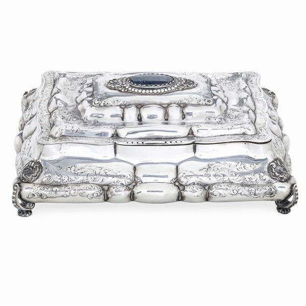 Portagioie. Argento fuso, sbalzato e inciso con coperchio centrato da pietra dura. Argenteria artistica italiana, prima met� del XX secolo  - Asta Argenti da Collezione | Antichi - Associazione Nazionale - Case d'Asta italiane