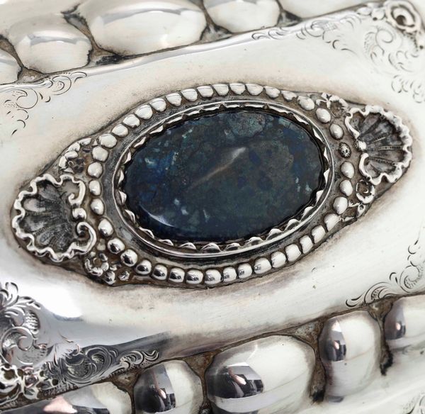 Portagioie. Argento fuso, sbalzato e inciso con coperchio centrato da pietra dura. Argenteria artistica italiana, prima met� del XX secolo  - Asta Argenti da Collezione | Antichi - Associazione Nazionale - Case d'Asta italiane