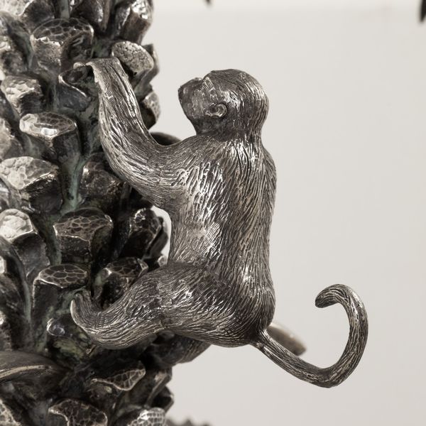 Monumentale fontana centrotavola. Argento fuso, sbalzato, cesellato e base circolare in malachite. Argenteria artistica italiana della prima met del XX secolo  - Asta Argenti da Collezione | Antichi - Associazione Nazionale - Case d'Asta italiane