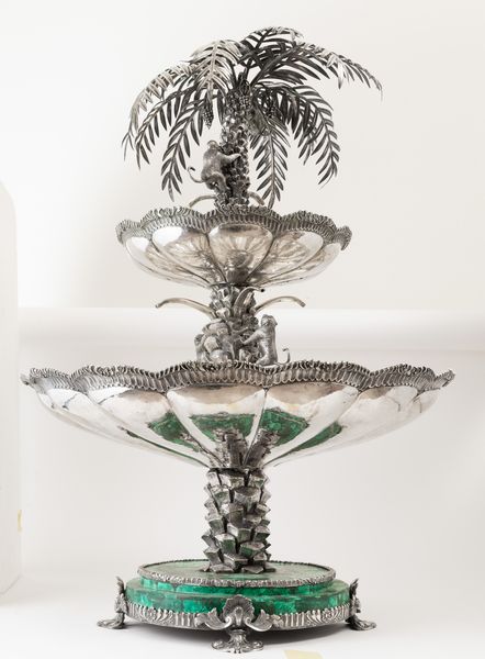 Monumentale fontana centrotavola. Argento fuso, sbalzato, cesellato e base circolare in malachite. Argenteria artistica italiana della prima met del XX secolo  - Asta Argenti da Collezione | Antichi - Associazione Nazionale - Case d'Asta italiane