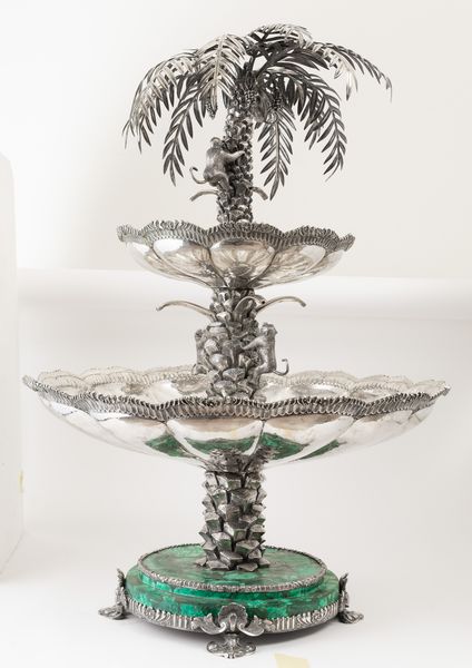 Monumentale fontana centrotavola. Argento fuso, sbalzato, cesellato e base circolare in malachite. Argenteria artistica italiana della prima met del XX secolo  - Asta Argenti da Collezione | Antichi - Associazione Nazionale - Case d'Asta italiane