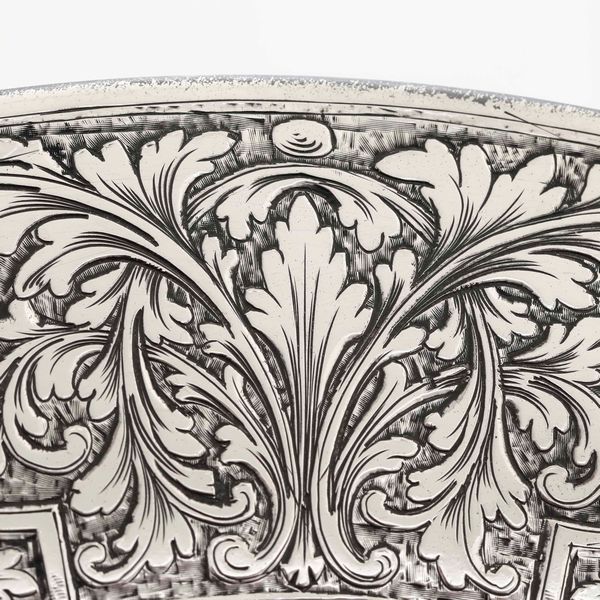 Piatto. Argento fuso, sagomato e cesellato. Argenteria italiana della prima met� del XX secolo  - Asta Argenti da Collezione | Antichi - Associazione Nazionale - Case d'Asta italiane