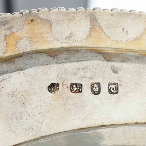 Grande vassoio. Argento fuso, sbalzato e cesellato. Marchi della citt� di Londra per l�anno 1771 e dell�argentiere John Parker & Edward Walkelin  - Asta Argenti da Collezione | Antichi - Associazione Nazionale - Case d'Asta italiane