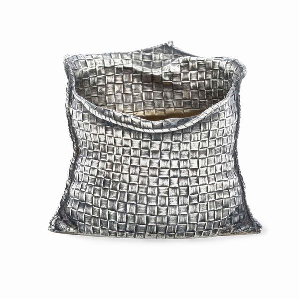 Vaso a sacco. Argenteria artistica italiana del XX secolo. Argentiere Pradella Milano per Mario Buccellati  - Asta Argenti da Collezione | Antichi - Associazione Nazionale - Case d'Asta italiane