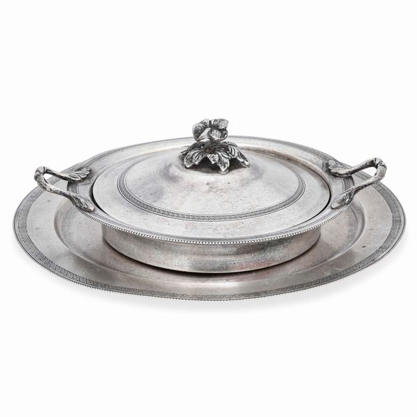 Legumiera con presentoire. Argento fuso, sbalzato e cesellato. Argenteria egiziana del XX secolo  - Asta Argenti da Collezione | Antichi - Associazione Nazionale - Case d'Asta italiane