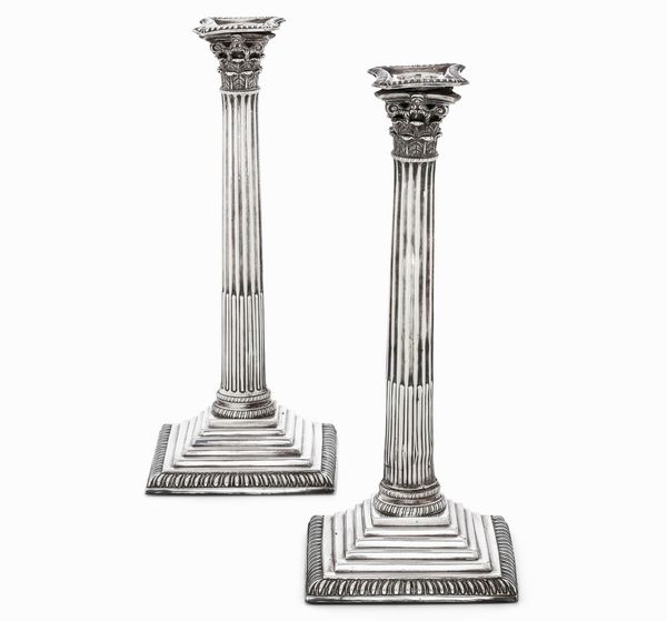 Coppia di candelieri a colonna. Argento fuso e sagomato. Londra 1766. Marchio dell�argentiere parziale di difficile lettura  - Asta Argenti da Collezione | Antichi - Associazione Nazionale - Case d'Asta italiane
