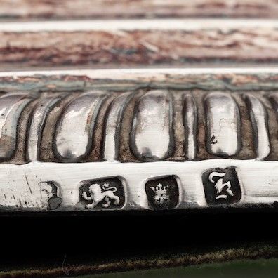 Coppia di candelieri a colonna. Argento fuso e sagomato. Londra 1766. Marchio dell�argentiere parziale di difficile lettura  - Asta Argenti da Collezione | Antichi - Associazione Nazionale - Case d'Asta italiane