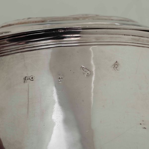 Tankard. Argento fuso, sbalzato e cesellato. Londra 1680 o 1694 (marchio parziale di difficile lettura). Argentiere EG (non identificato)  - Asta Argenti da Collezione | Antichi - Associazione Nazionale - Case d'Asta italiane