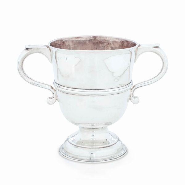 Coppa biansata. Argento fuso e sbalzato. Londra 1697. Marchio dellargentiere consunto di difficile lettura  - Asta Argenti da Collezione | Antichi - Associazione Nazionale - Case d'Asta italiane