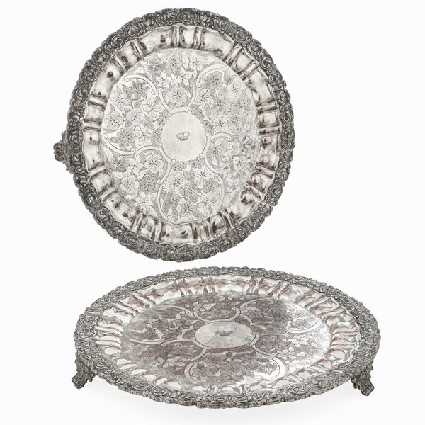 Coppia di salver. Rame fuso, sbalzato, argentato e cesellato. Francia met� XIX secolo  - Asta Argenti da Collezione | Antichi - Associazione Nazionale - Case d'Asta italiane